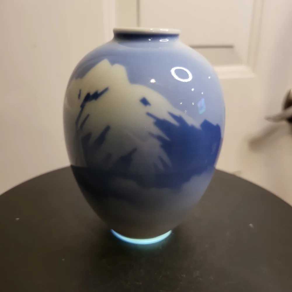 Beautiful Blue and White Japanese Signed Porcelain Vase 5" - Picture 7 of 11